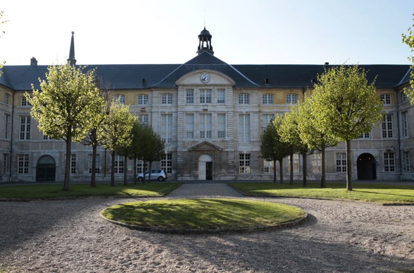 Rouen: des mineurs isolés dorment devant la préfecture depuis un mois